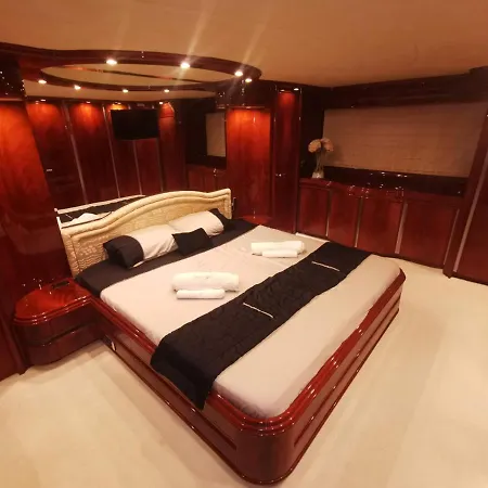 Rent Luxury Motor Yacht Botel Barcelona