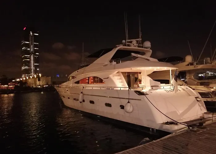 Rent Luxury Motor Yacht 바르셀로나
