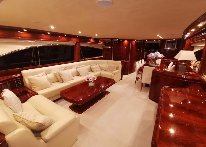 Rent Luxury Motor Yacht 보트호텔